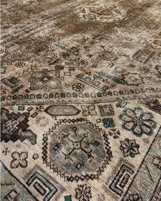 سجادة كريمية عتيقة