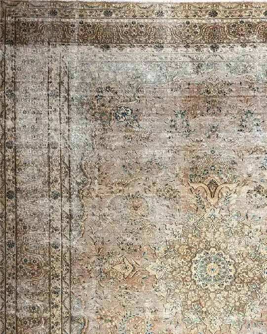 سجادة كريمية عتيقة