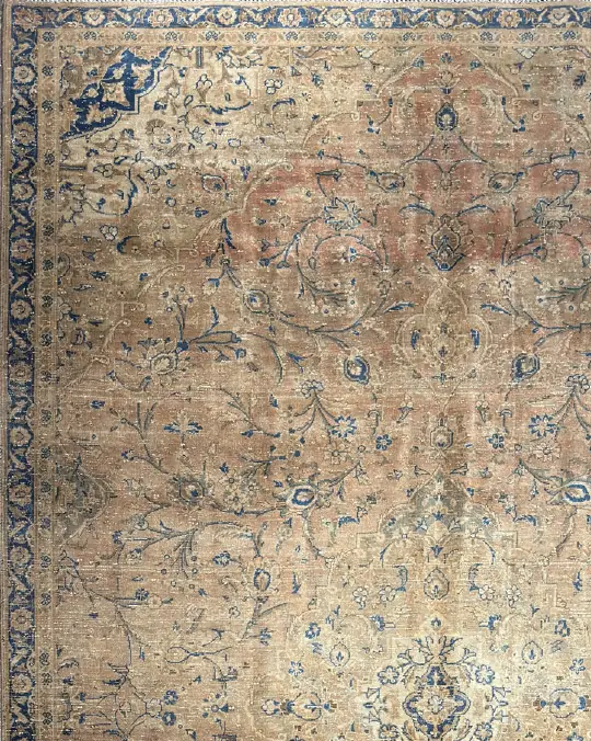 سجادة عتيقة بلون كريمي